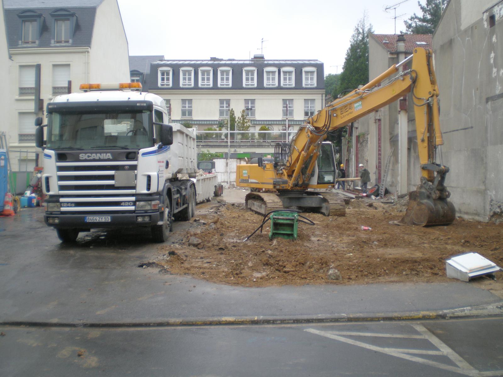 camion devant une maison